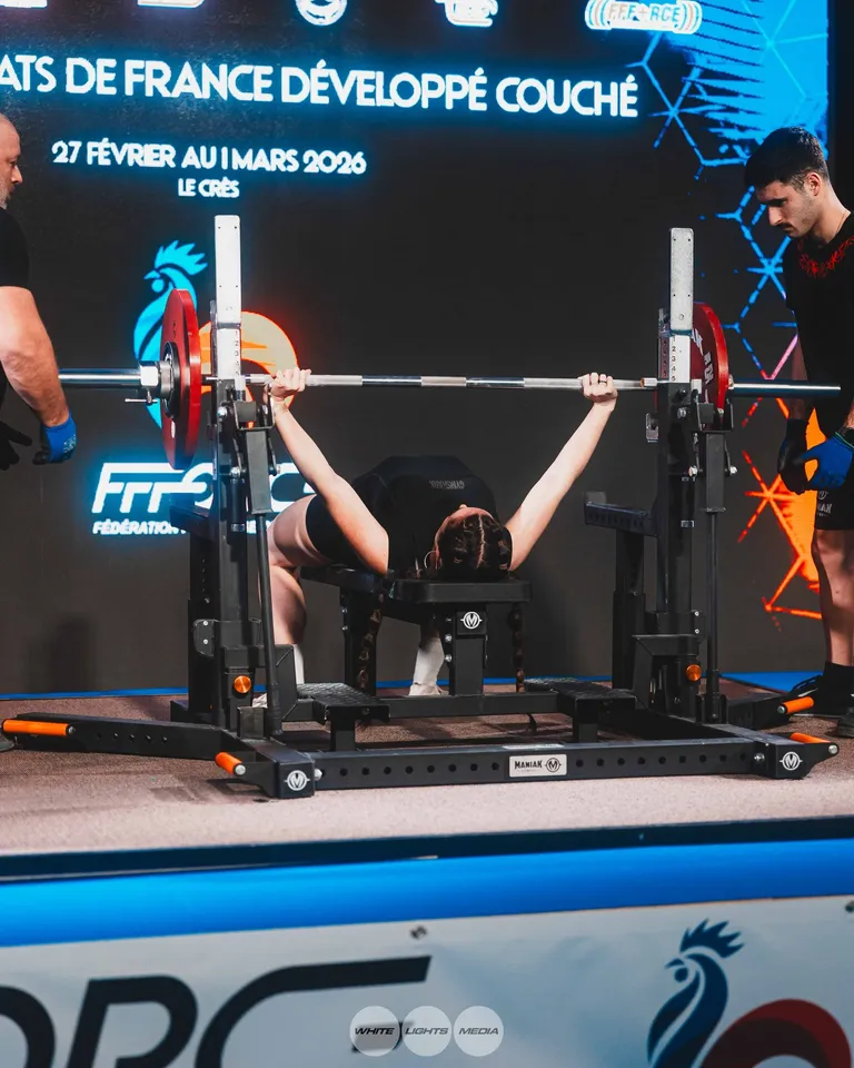 L'athlète se prépare pour le développé couché aux championnats de France 2026. Photo @leapowerlifting / @whitelightsmediafr.