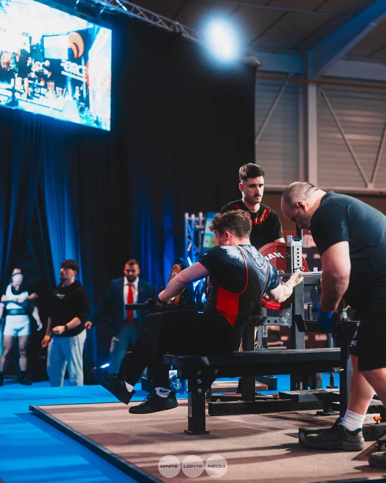 La compétition a eu lieu pendant les Championnats de France de Développé couché. Photo @bapt_tlpd / @whitelightsmediafr.