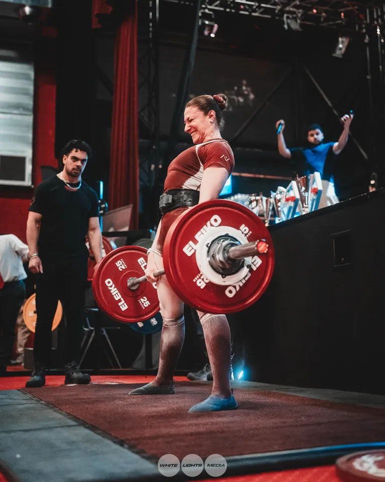 Un moment de puissance et de joie lors de la compétition Hero Ad Powerlifting. Photo @athlexia__ / @whitelightsmediafr.