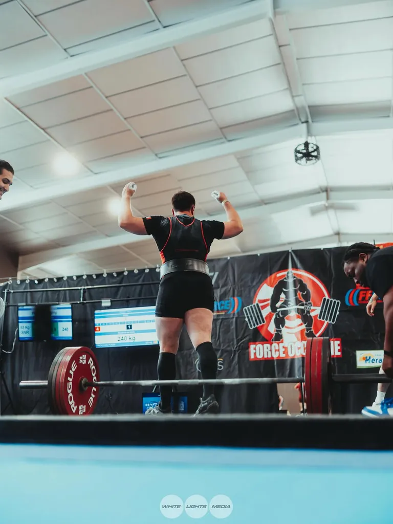 L'athlète célèbre après avoir terminé un soulevé de terre lors de la compétition de powerlifting. Photo @marin.coaching / @whitelightsmediafr.