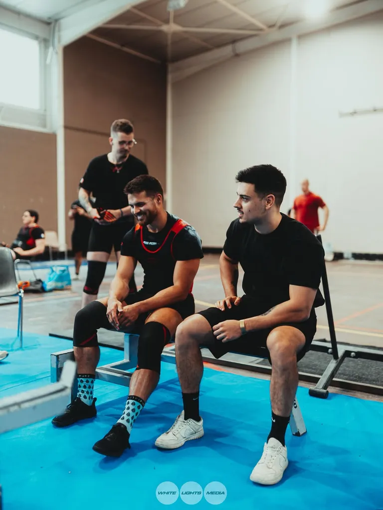Se préparer pour une compétition de powerlifting avec des amis. Photo @guillaume_powerlift / @whitelightsmediafr.