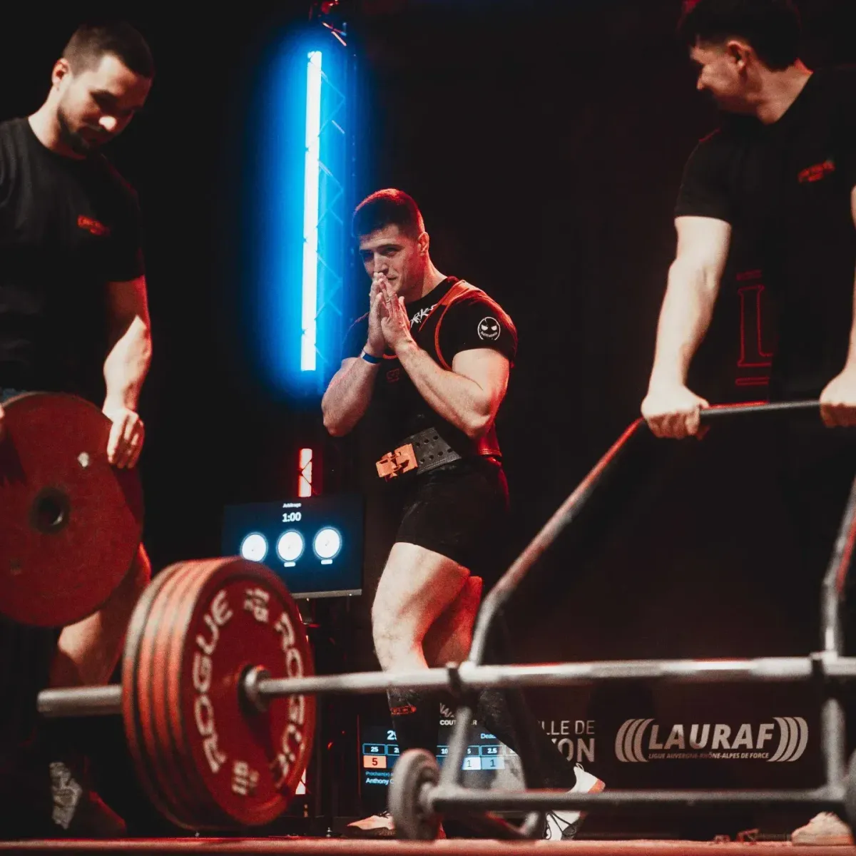 Un athlète en pleine compétition de powerlifting montre sa détermination après un essai de soulevé de terre. Photo @valentinrichet / @whitelightsmediafr.