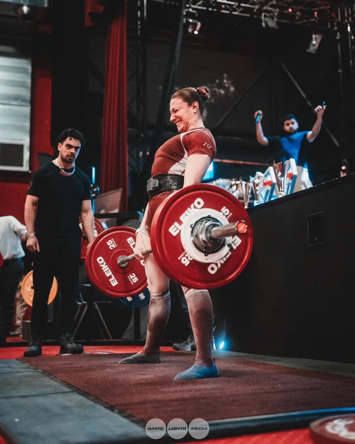 Un moment de puissance et de joie lors de la compétition Hero Ad Powerlifting. Photo @athlexia__ / @whitelightsmediafr.