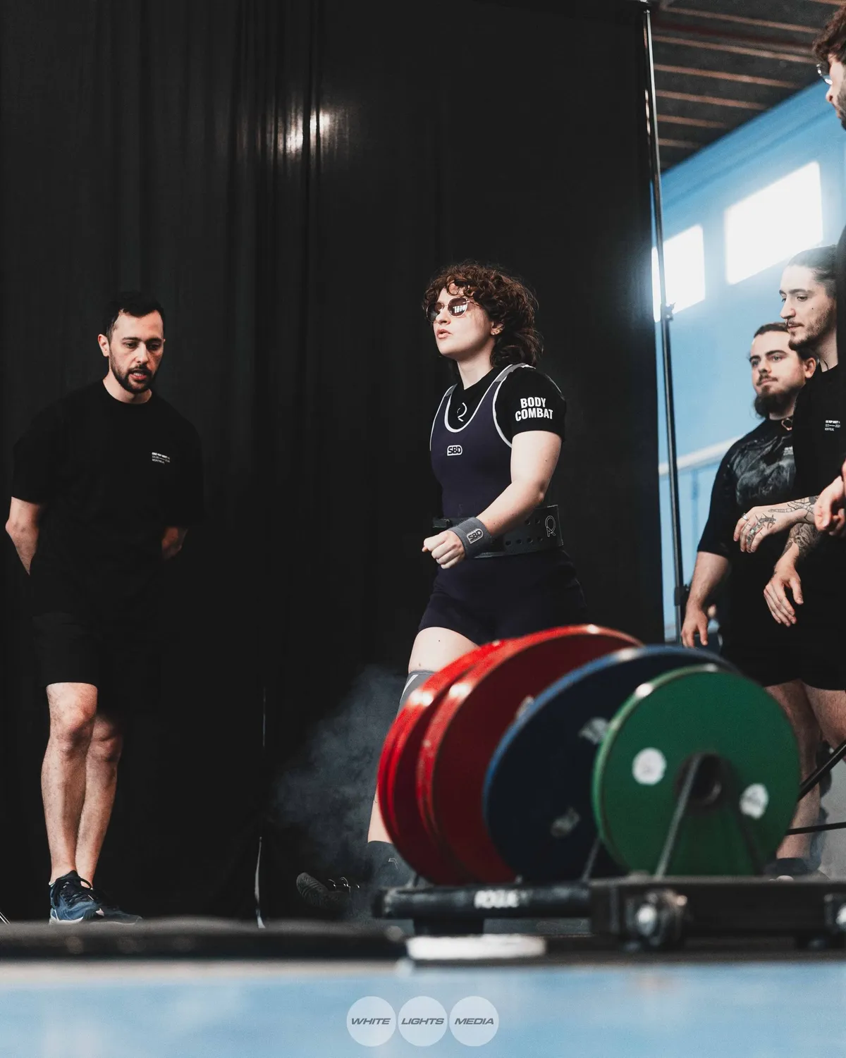 J'ai enfin pu faire une compétition sans couper de poids. Photo @emilia.powerlift / @whitelightsmediafr.