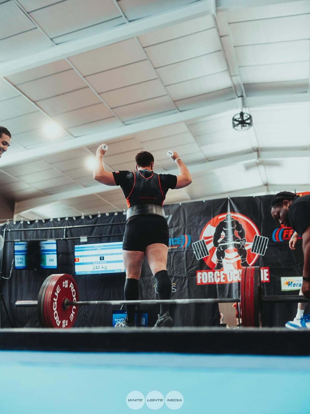L'athlète célèbre après avoir terminé un soulevé de terre lors de la compétition de powerlifting. Photo @marin.coaching / @whitelightsmediafr.
