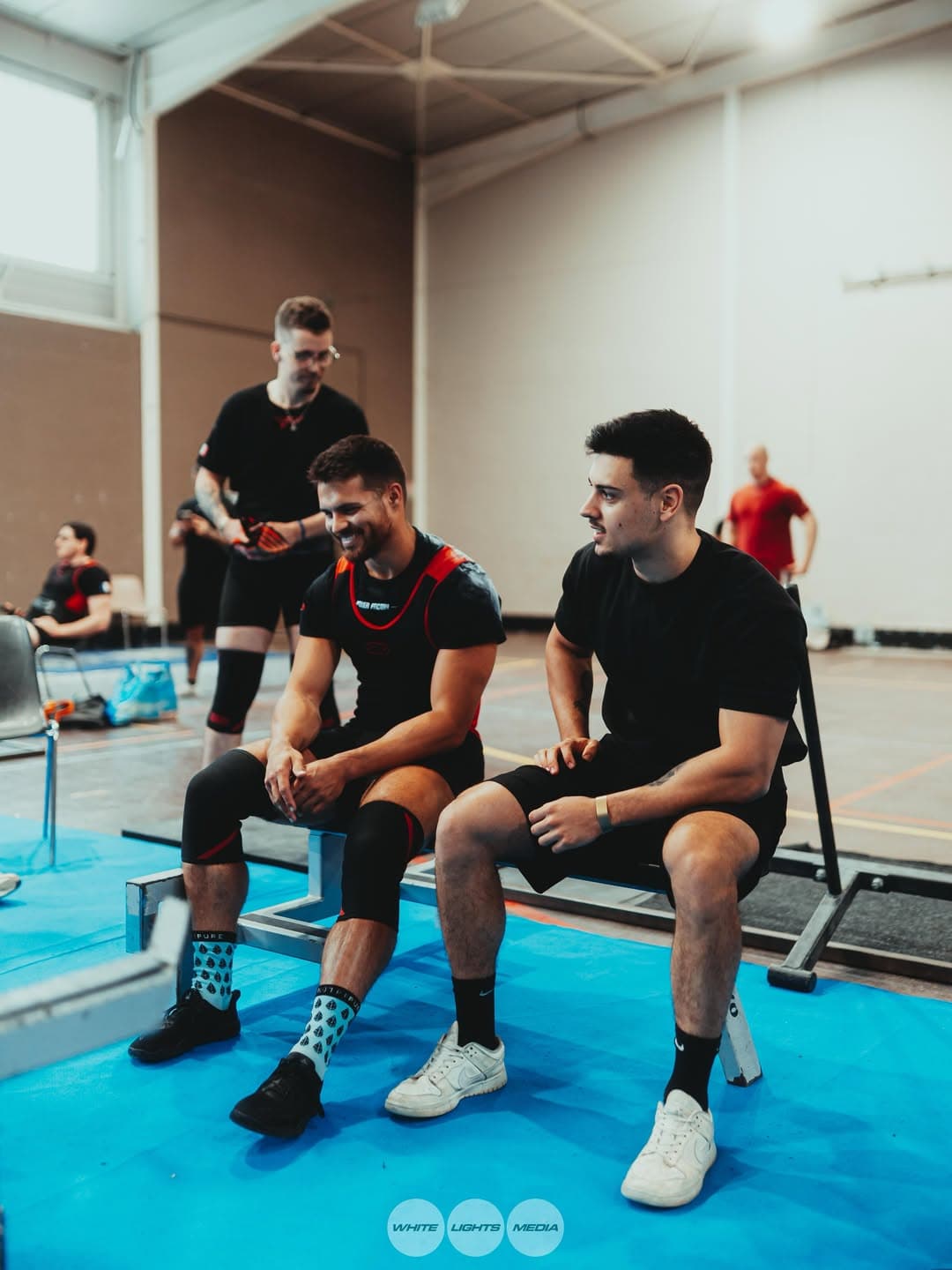 Se préparer pour une compétition de powerlifting avec des amis. Photo @guillaume_powerlift / @whitelightsmediafr.